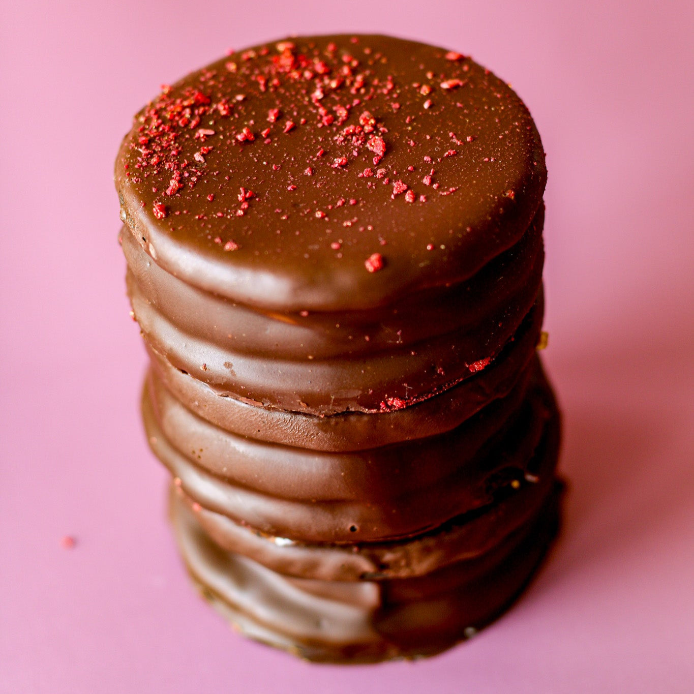 Dulce de leche & raspberries alfajor