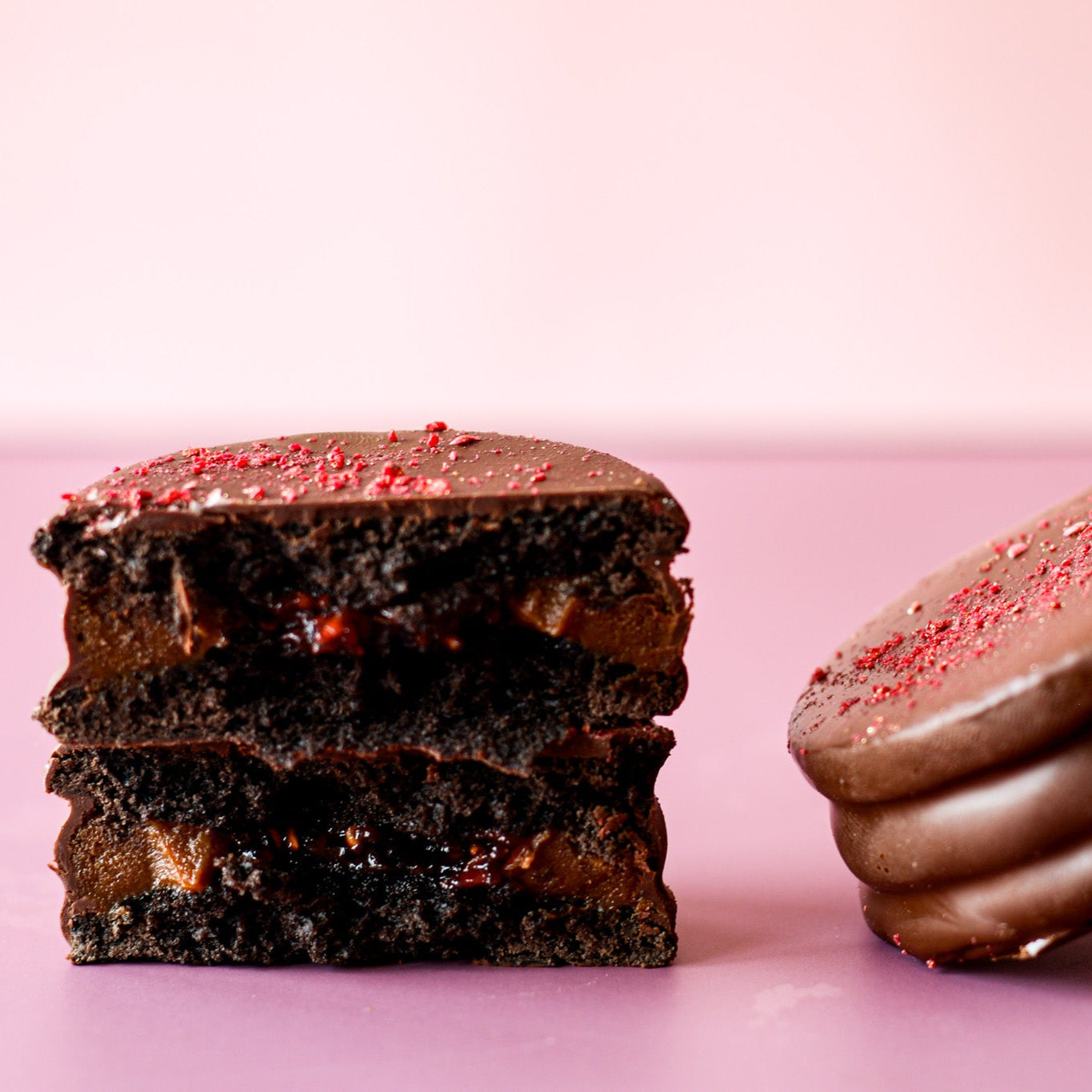 Dulce de leche & raspberries alfajor