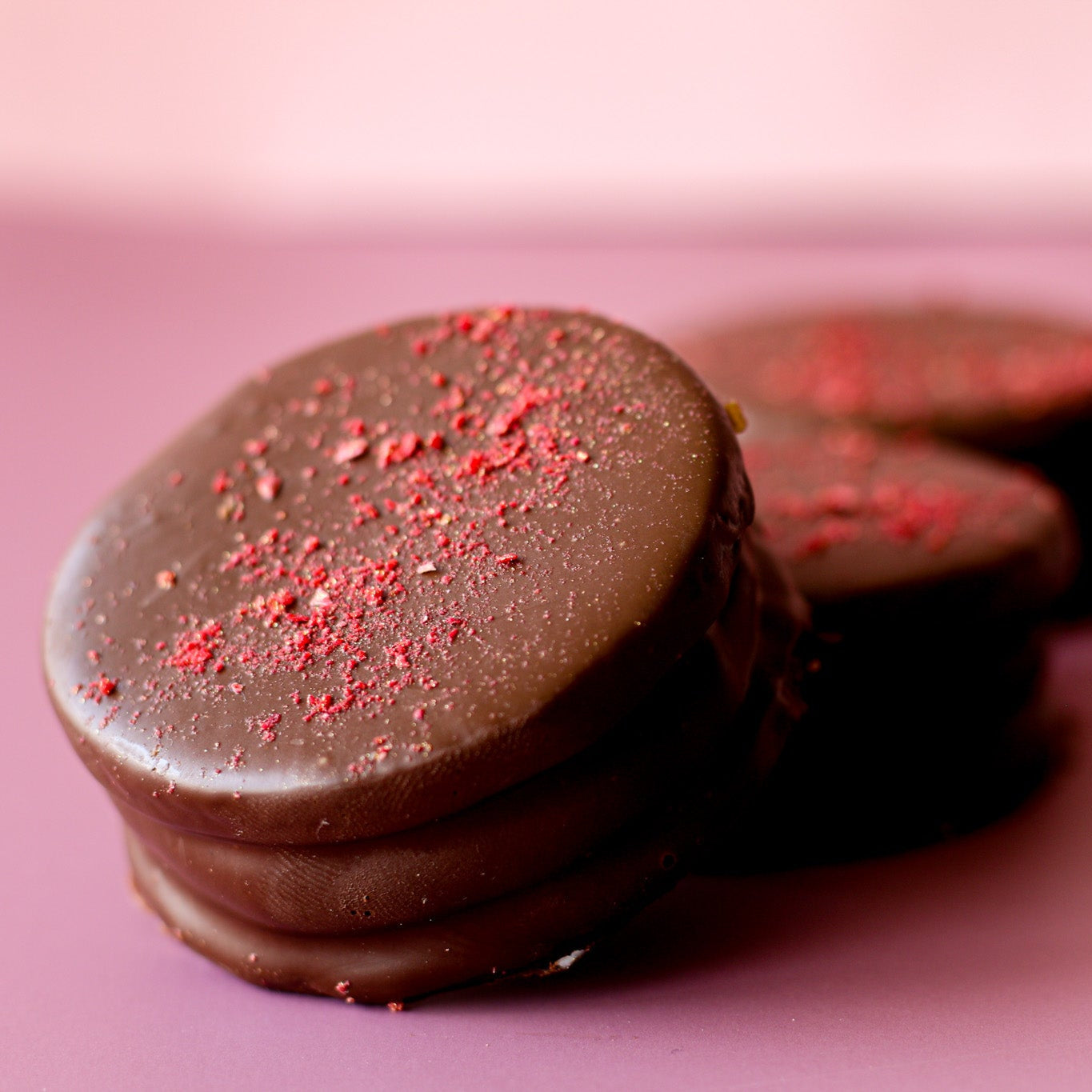Dulce de leche & raspberries alfajor