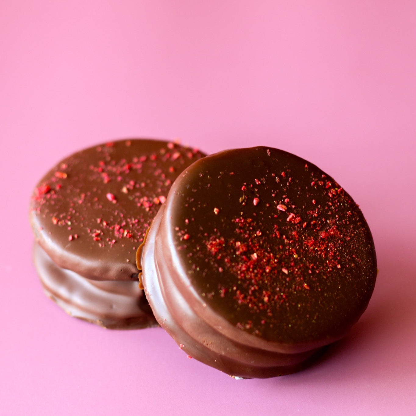 Dulce de leche & raspberries alfajor