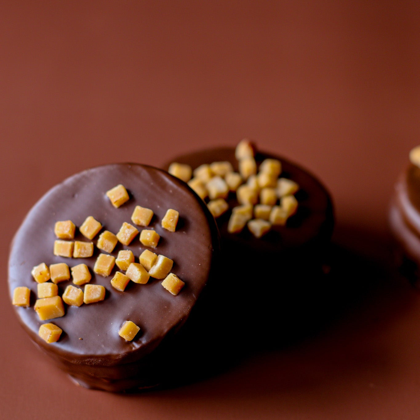 Dulce de leche mousse alfajor