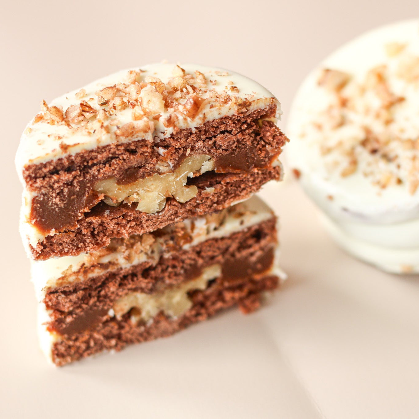 Dulce de leche & walnuts alfajor