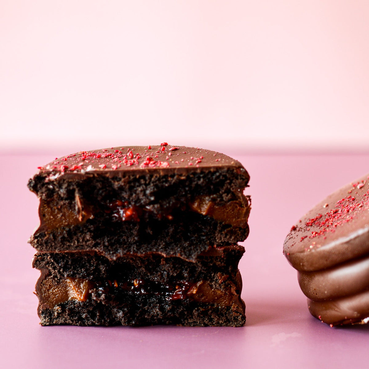 Dulce de leche & raspberries alfajor