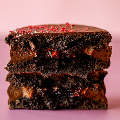 Dulce de leche & raspberries alfajor
