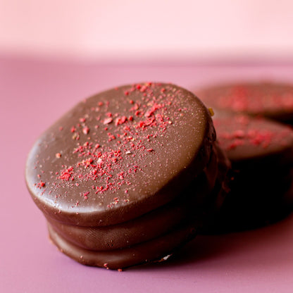 Dulce de leche & raspberries alfajor