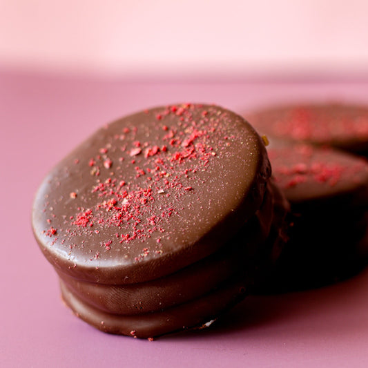 Dulce de leche & raspberries alfajor