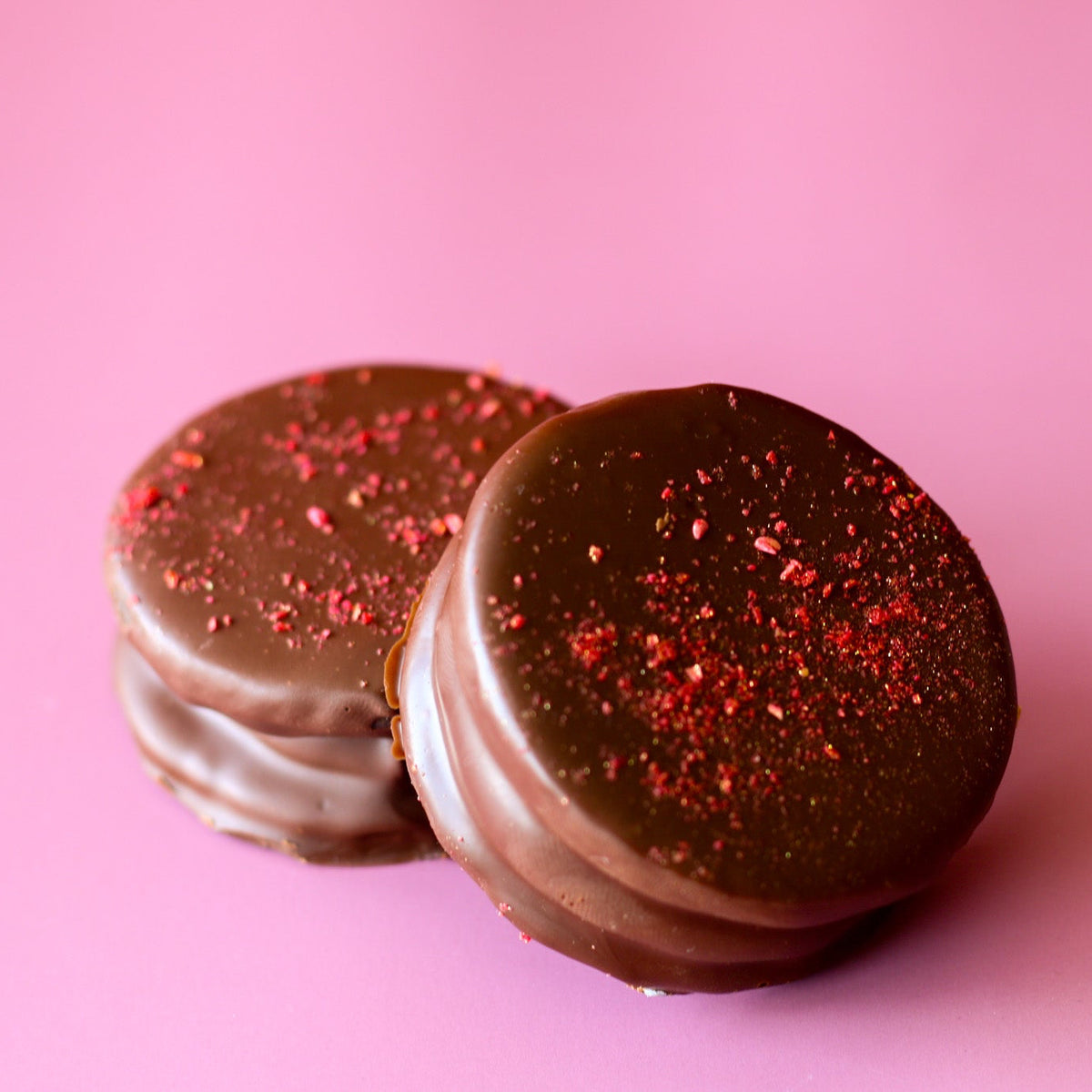 Dulce de leche & raspberries alfajor