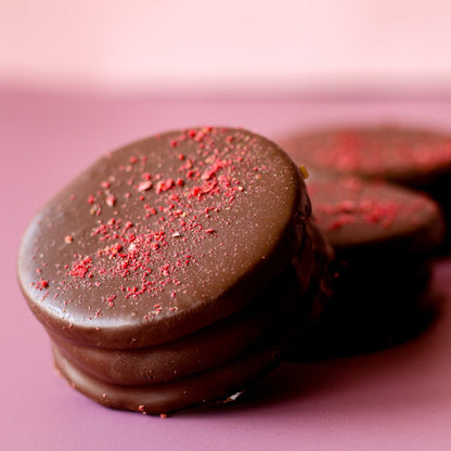 Dulce de leche & raspberries alfajor