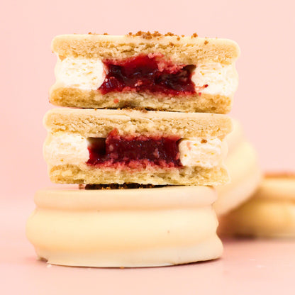 Strawberry cheesecake alfajor