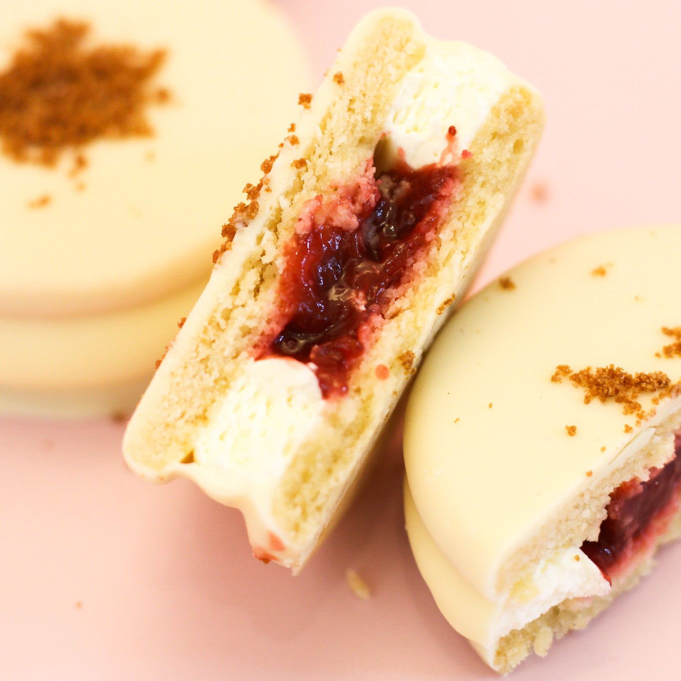 Strawberry cheesecake alfajor