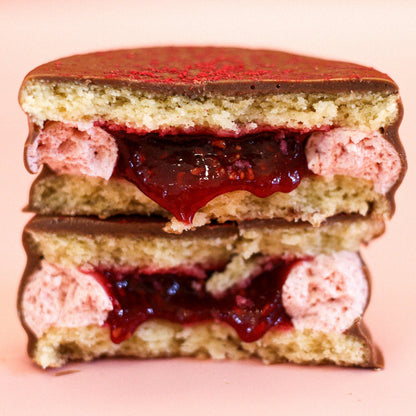 Raspberry madness alfajor