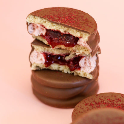 Raspberry madness alfajor
