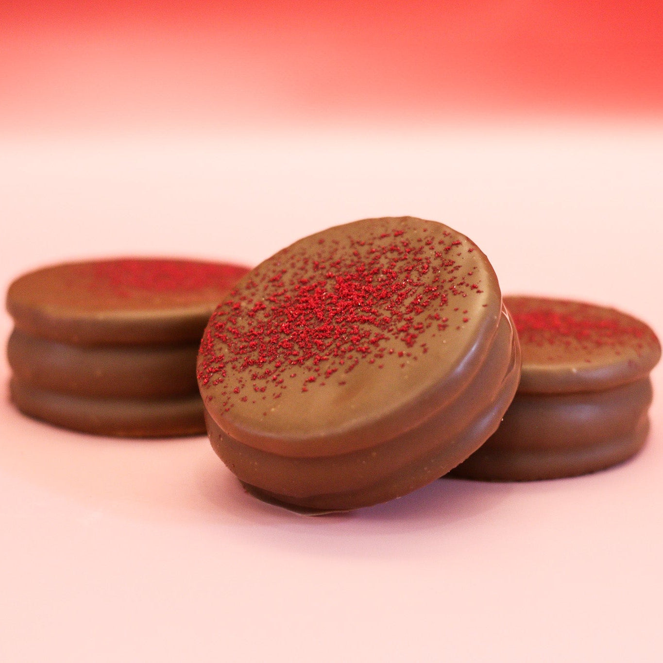 Raspberry madness alfajor