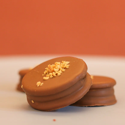 Peanut & dulce de leche alfajor