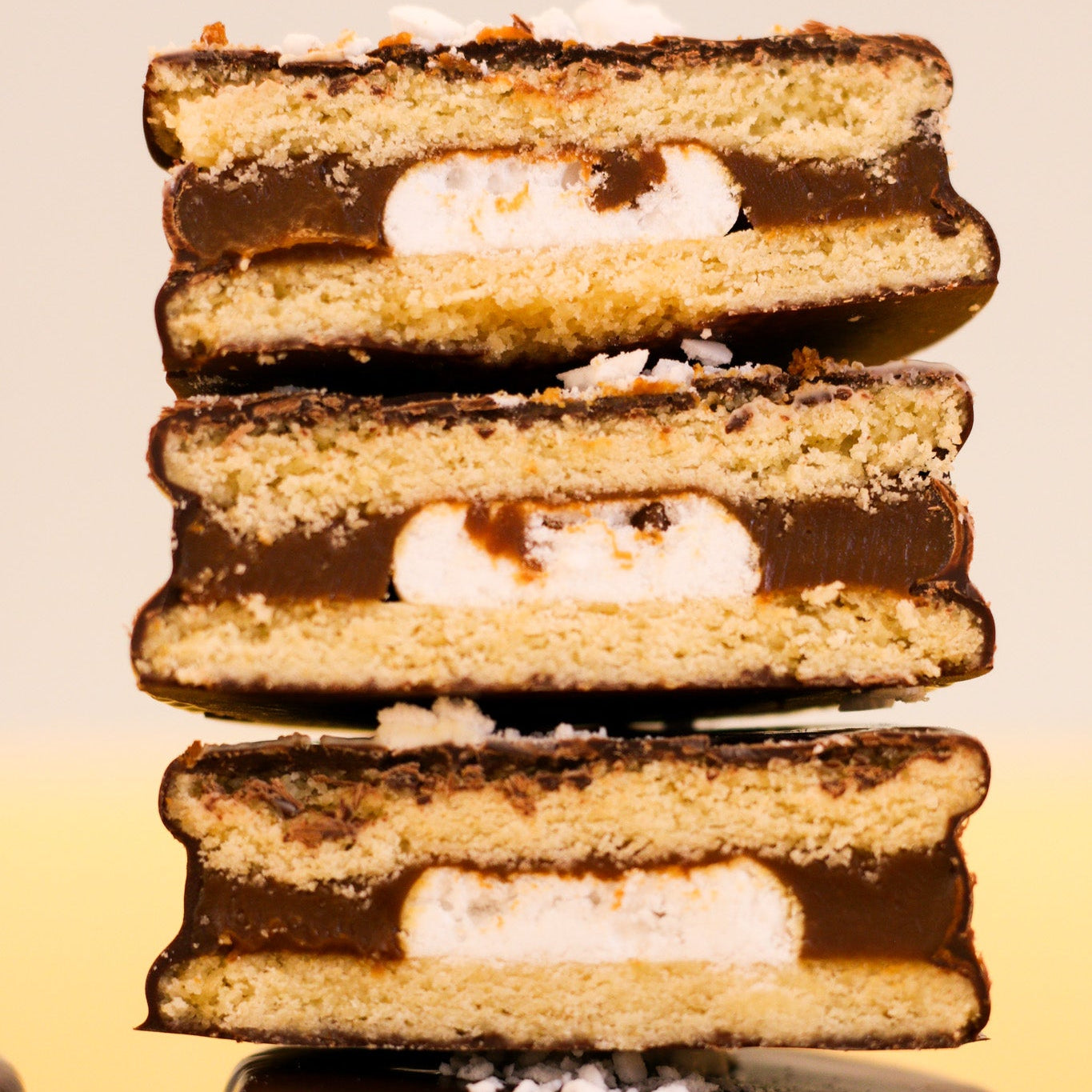 Meringue surprise alfajor