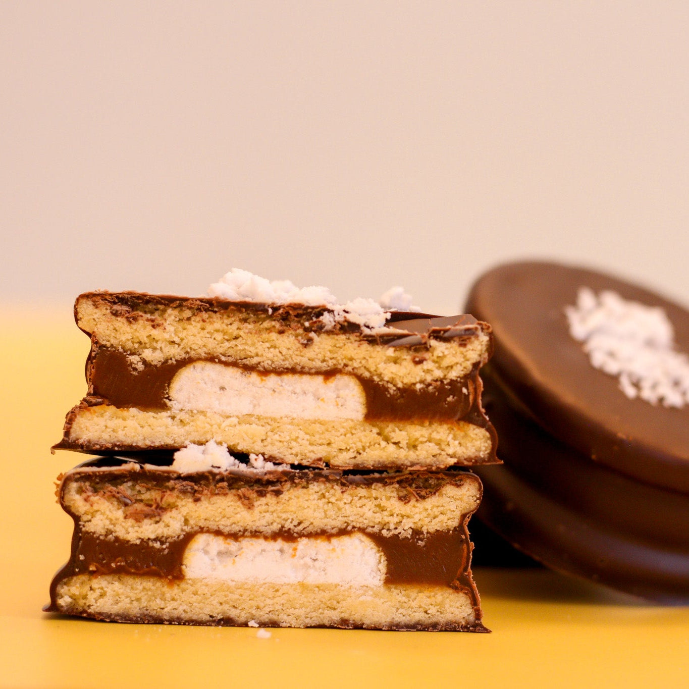 Meringue surprise alfajor
